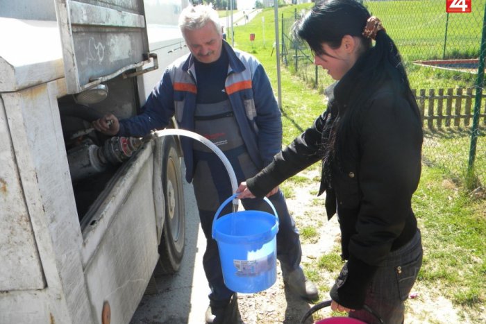 Ilustračný obrázok k článku V Lučeneckom okrese zaznamenali problémy s kvalitou vody: Ľudia si musia vystačiť s cisternami!